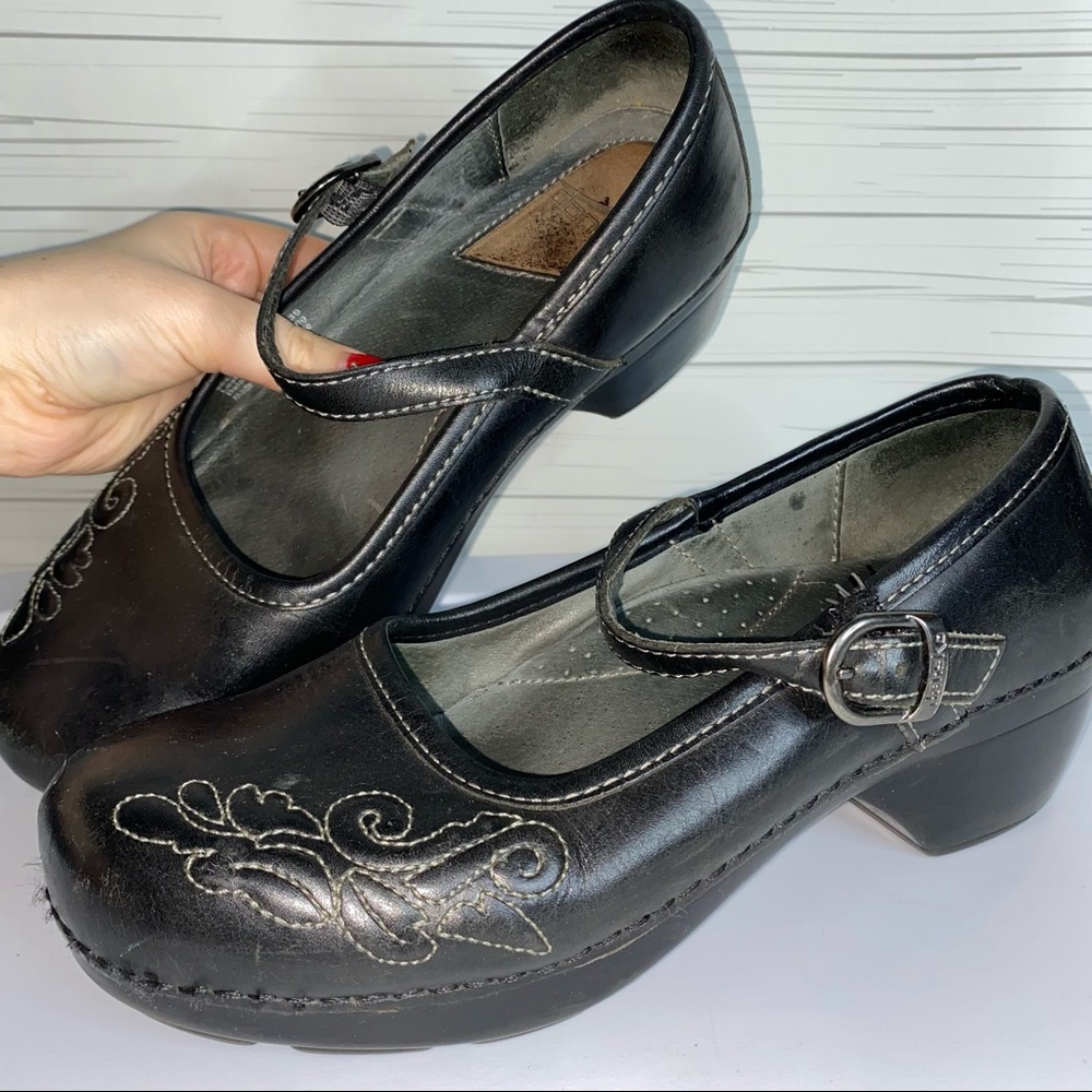 Dansko 39 Embroidered Black Clogs